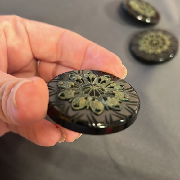 3 Large vintage buttons flower shaped raised detail - Picture 4 of 5